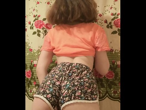 ❤️ Dhallaan yar oo sexy ah oo iska siibaysa surwaalka gaaban ee kamarada ❤❌ Galmada dabada ❌❤